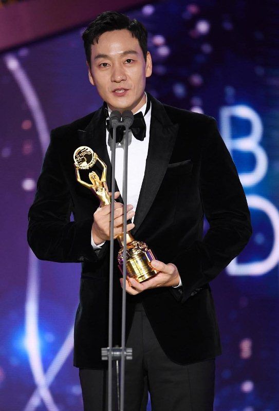 Park Hae-soo giving his acceptance speech at the Blue Dragon Film Awards