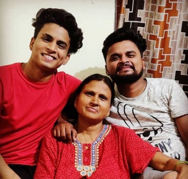 Piyush Gurbhele with his mother and brother