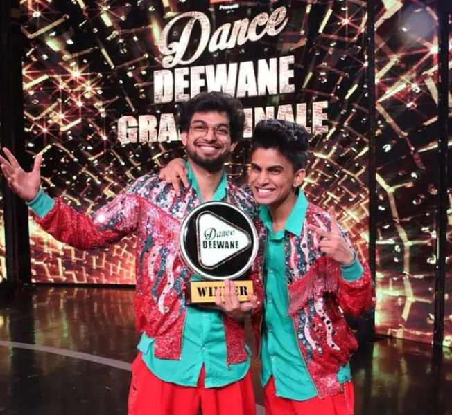 Rupesh Soni and Piyush Gurbhele with their Dance Deewane (Season 3) trophy