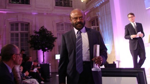 Shiv Nadar with the BNP Paribas Grand Prize for Individual Philanthropy