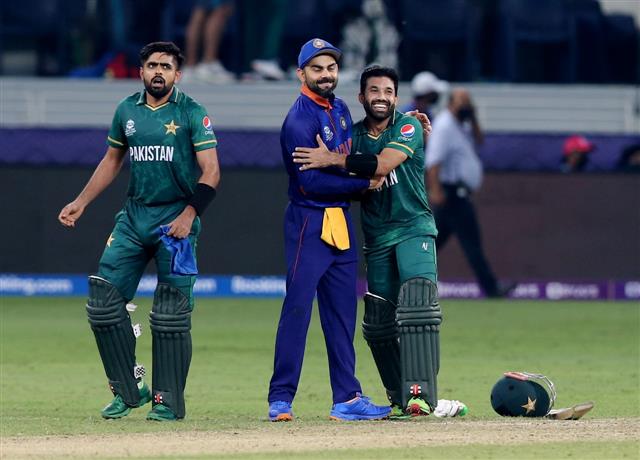 Virat Kohli hugging Mohammad Rizwan after his inning of 79 runs in the T20 World Cup 2021