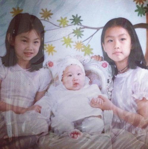 A childhood picture of Jung Ho-yeon (left) with her siblings