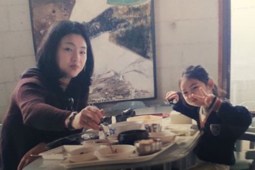 A childhood picture of Jung Ho-yeon with her mother