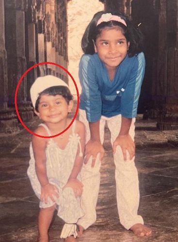Anam Darbar's childhood picture with her sister
