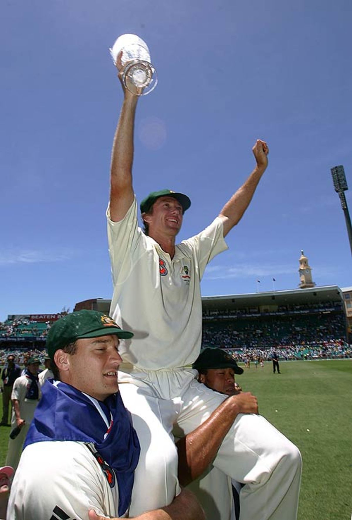 Glenn Mcgrath acknowledging the crowd after playing his final test at Sydney