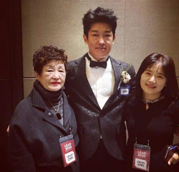 Heo Sung-tae with his mother and elder sister