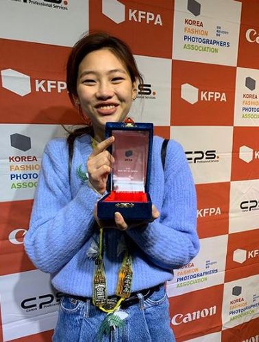 Jung Ho-yeon with her Rookie of the Year award presented by Korean Fashion Photographers Association