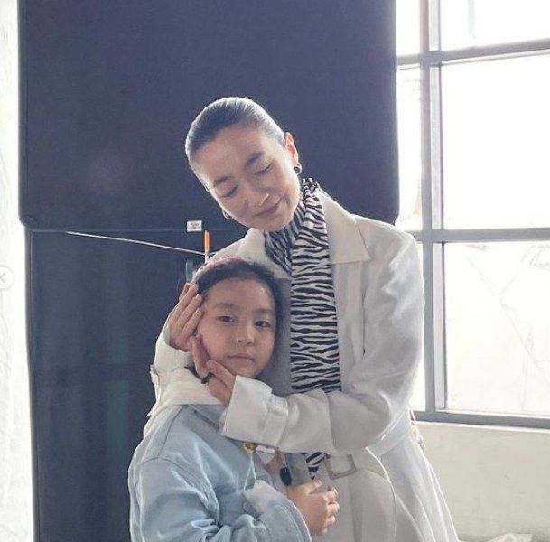 Kim Joo-ryoung with her daughter