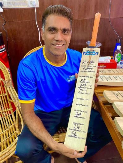 Munaf Patel with the autographed bat of all the famous Indian cricketers