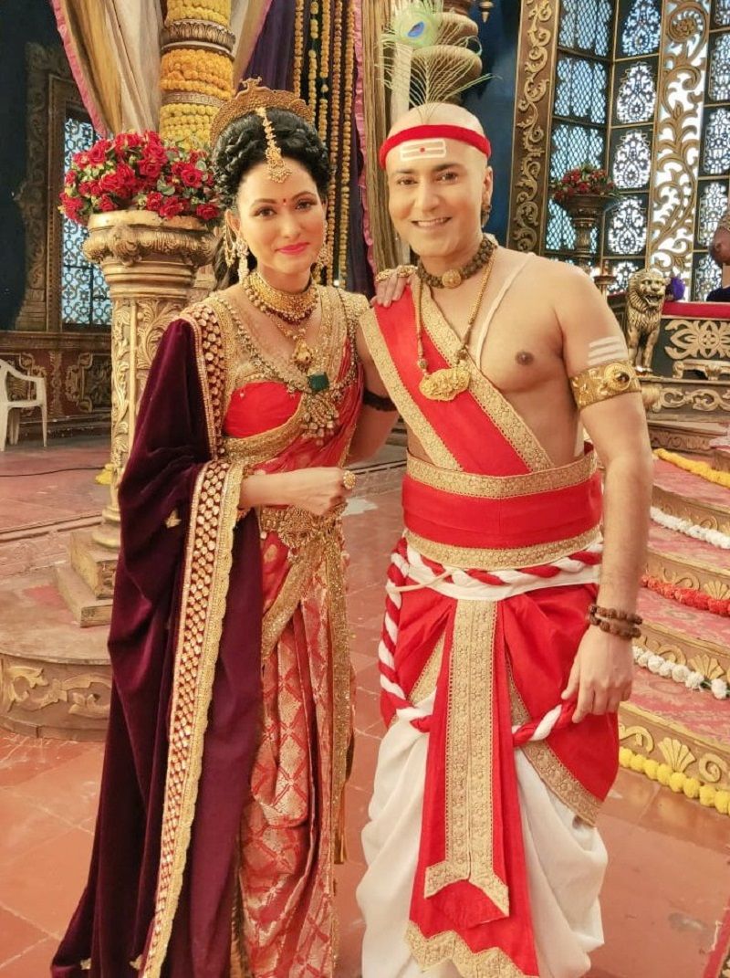 Neetha with the cast of 'Tenali Rama'