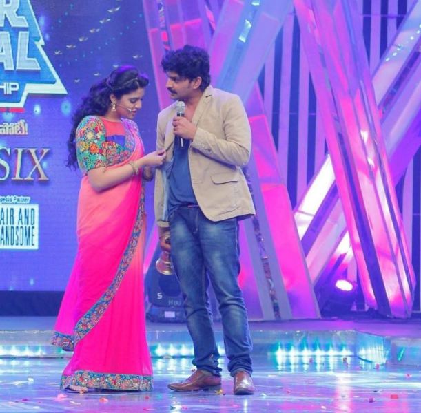 Ravi Kiran while hosting a reality game show Pataas with co-host Sreemukhi
