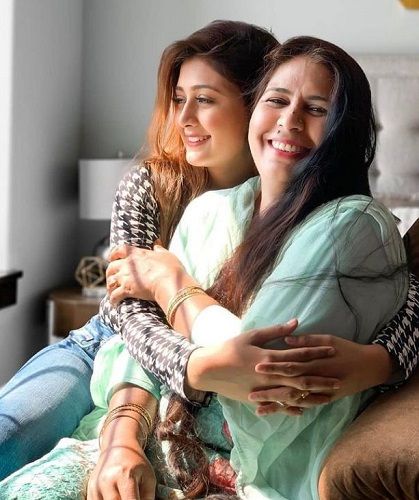 Sana Eslam Khan with her mother