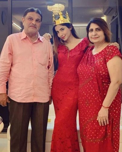 Sana Sultan Khan and her parents