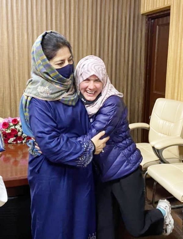Tajamul Islam with Mehbooba Mufti after winning gold in 2021