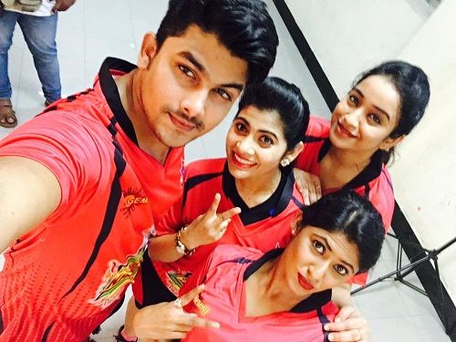 VJ Sunny with Darling Devils players