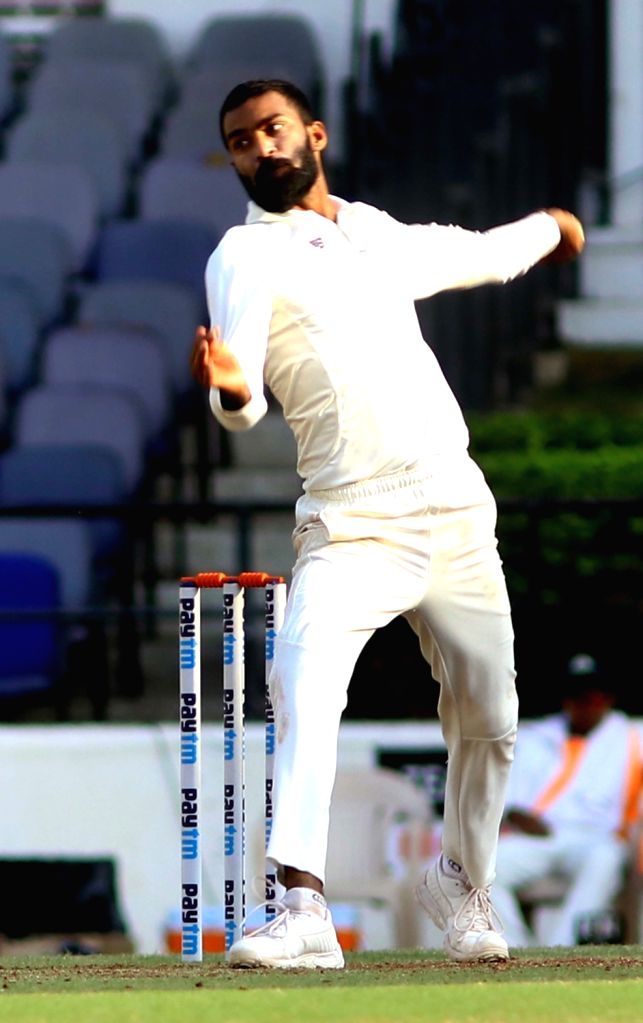 Vidarbha bowler Akshay Karnewar bowling