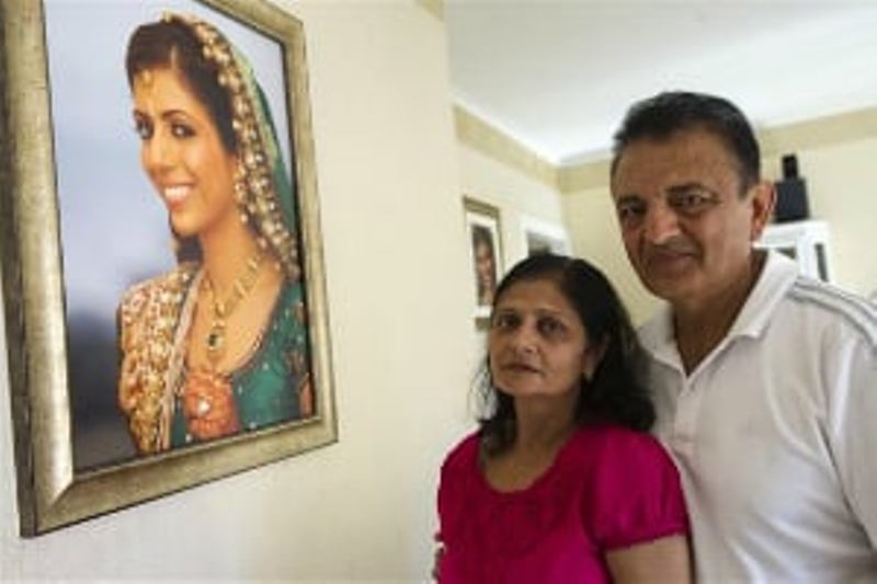 Anni Dewani's parents with the picture of Anni