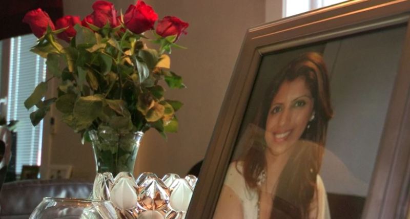 Anni Dewani's picture with red flowers at her parents' home in Sweden