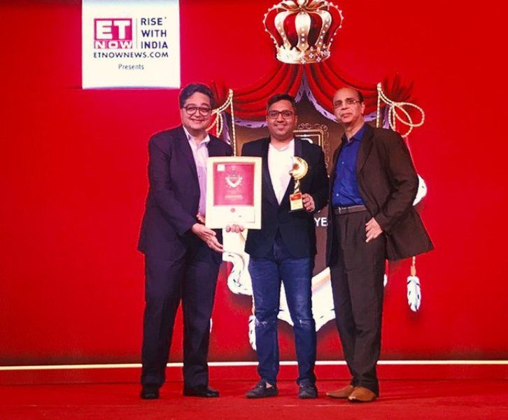 Ashneer Grover recieving Award for Enterpreneur of the Year 2021