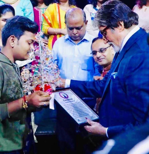 Ayush Gupta posing with Amitabh Bachchan