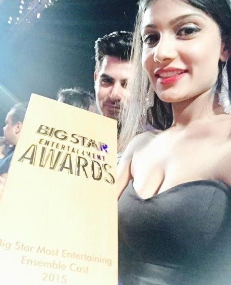 Ishita wins the Big Star Most Entertaining Ensemble Cast Award