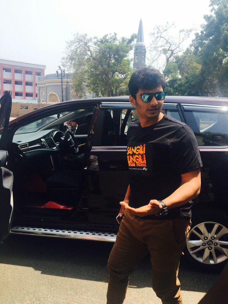 Jiiva with his car