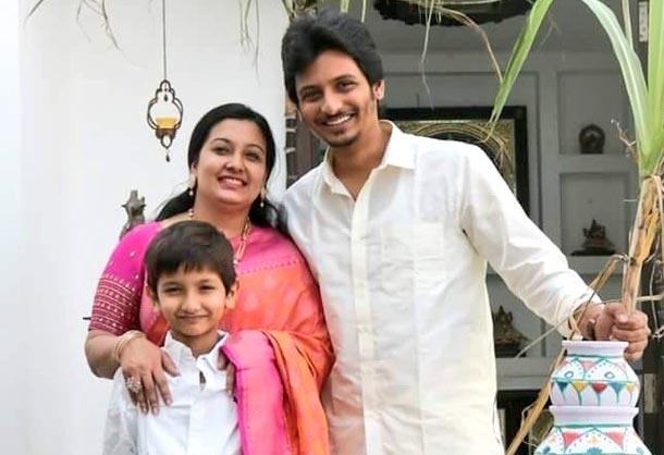 Jiiva with his wife and son