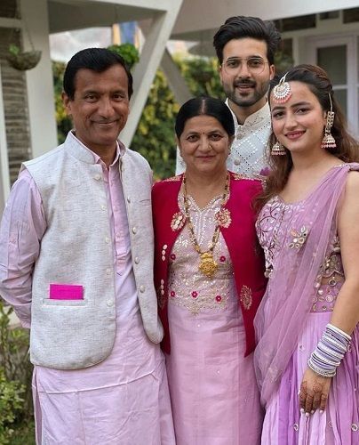 Jyotika Dilaik with her parents and fiance