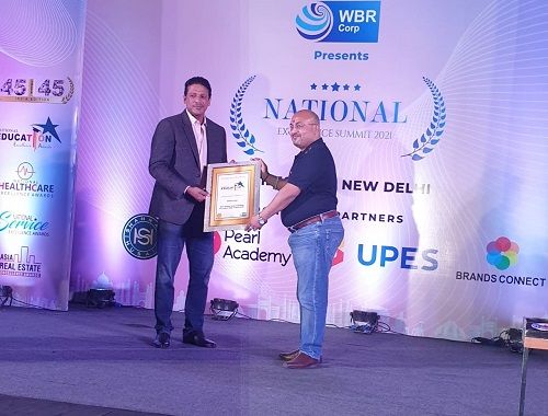 Mahhaguru Gaurav Mittal receaving award