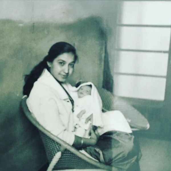 Picture of Robin Sharma with his mother when he was born