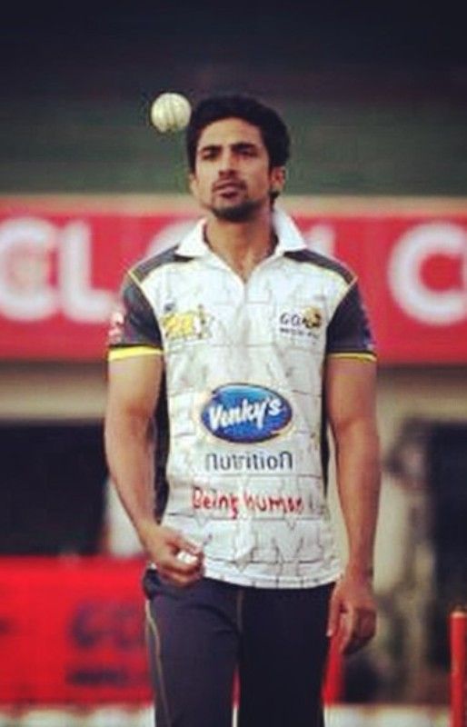 Saqib playing cricket for the ‘Mumbai Heroes’