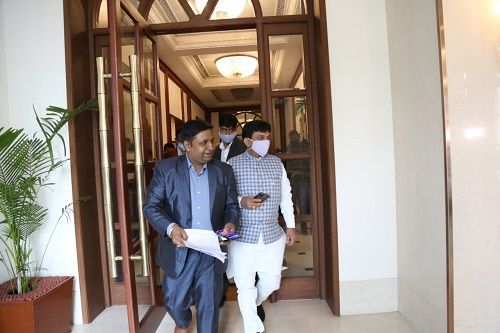 Aashish Gupta while receiving UP's Skills Development Minister Kapil Agarwal at Hotel Taj Mahal, Lucknow