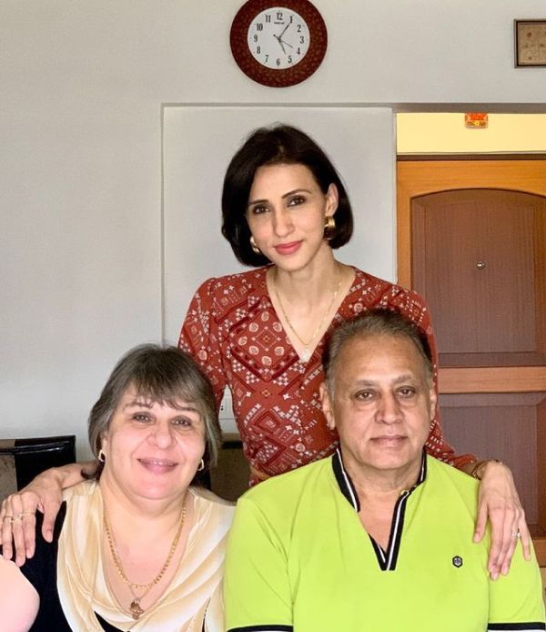 Alesia Raut with her parents