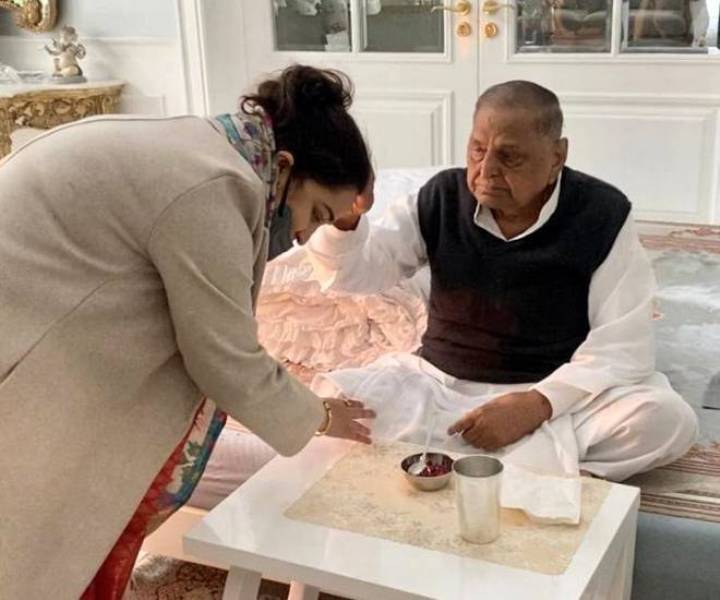 Aparna Yadav seeking blessings from Samajwadi Party patriarch and her father-in-law Mulayam Singh Yadav in Lucknow on 21 January 2022