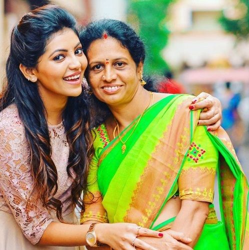 Athulya Ravi with her mother