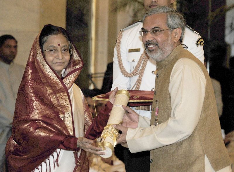 Former President of India Pratibha Patil presenting Padma Shri to Kartikeya Sarabhai in 2012