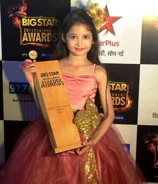 Harshaali Malhotra with the 2015 Big Star Entertainment Award