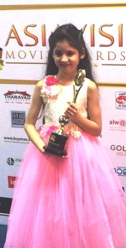 Harshaali Malhotra with the 2016 Asiavision Movie Award
