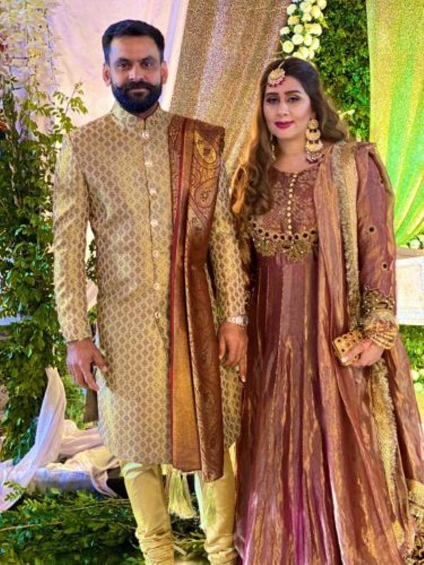Mohammad Hafeez with his wife