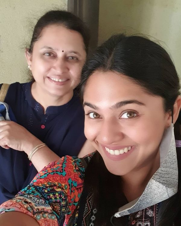 Mrunmayee Deshpande with mother Pratibha.