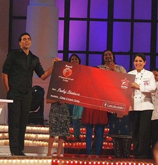 Pankaj receiving cash prize for winning the show 'MasterChef India'
