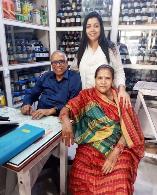 Priyanka Maurya with her parents