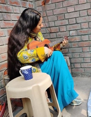 Rajoshi Vidyarthi playing the ukulele