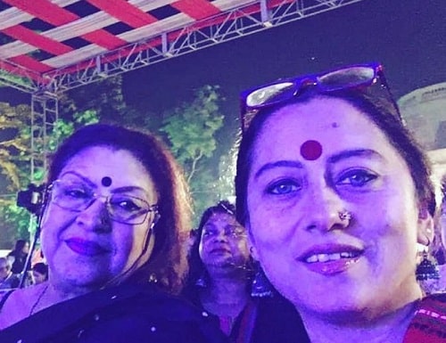 Rajoshi Vidyarthi with her mother