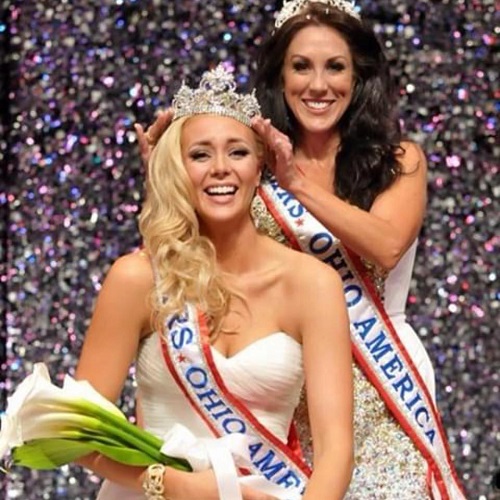 Shaylyn Ford being crowned as Mrs Ohio America