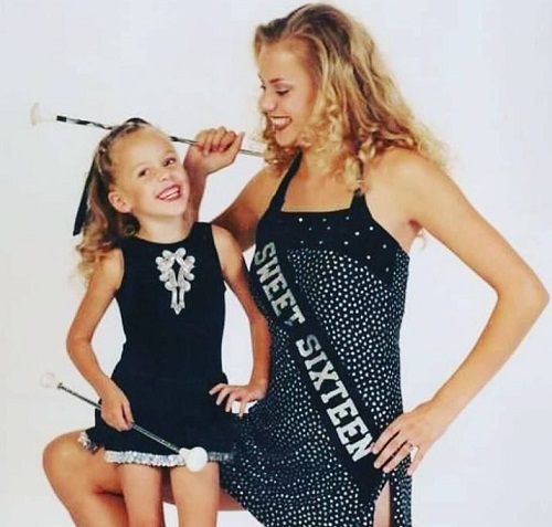 Shaylyn Ford's old picture with her younger sister