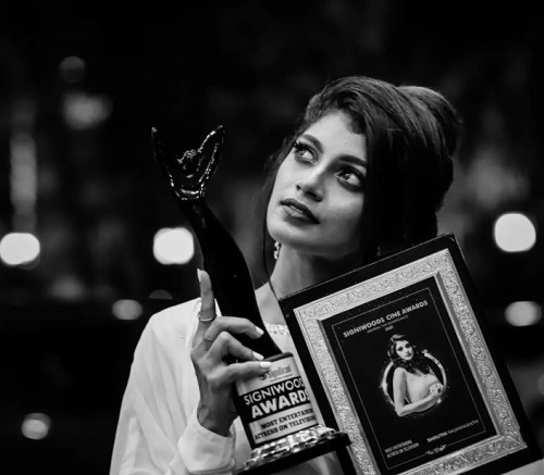 Shruthi Rajanikanth with her award