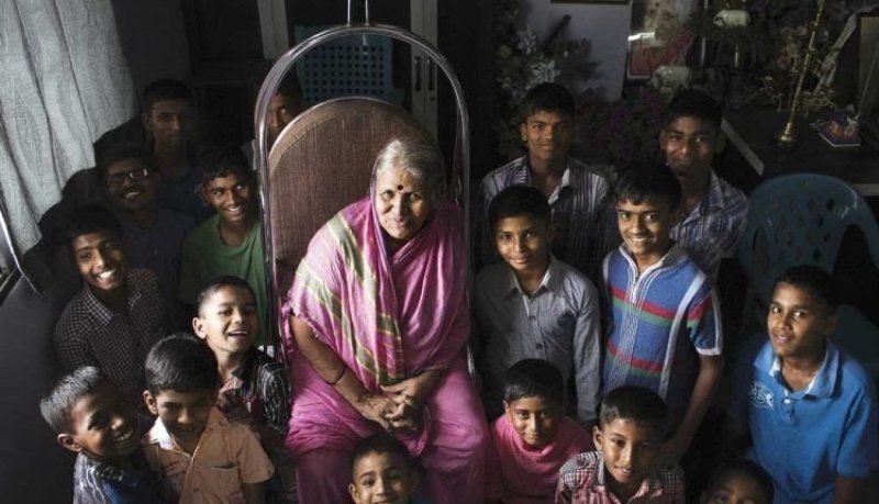 Sindhutai Sapkal with the orphaned children