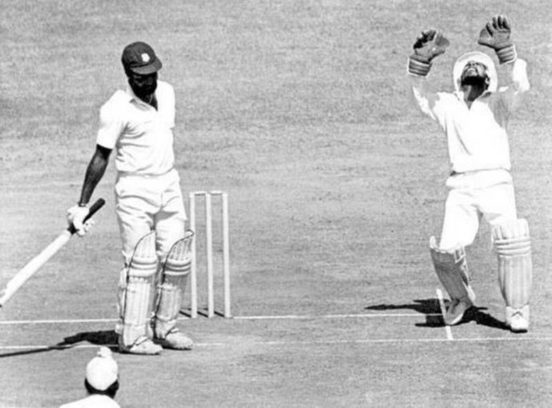 Syed Kirmani taking a catch of Vivian Richards in the Madras Test