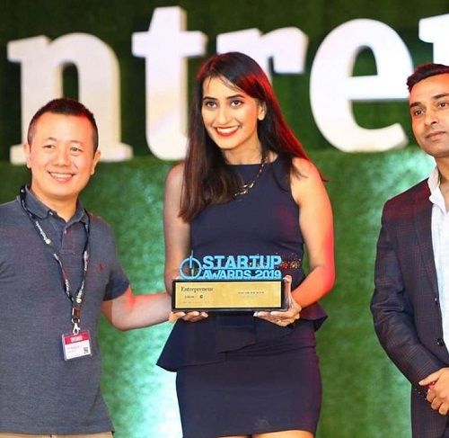Vineeta Singh receiving Startup of the Year Award
